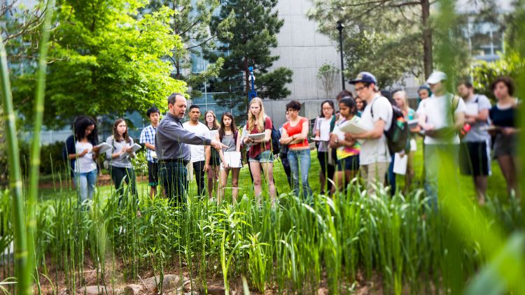 Professor Tony Martin teaches an undergraduate class in environmental geology at Emory College.